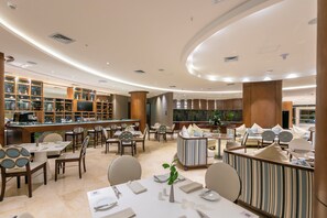 Breakfast, lunch and dinner served - Holiday Inn Cartagena Morros by IHG (Cartagena)