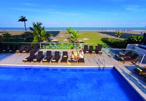 Outdoor pool, open 8 AM to 8 PM, sun loungers - Holiday Inn Cartagena Morros by IHG (Cartagena)