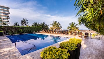 Außenpool, geöffnet von 08:00 Uhr bis 20:00 Uhr, Liegestühle