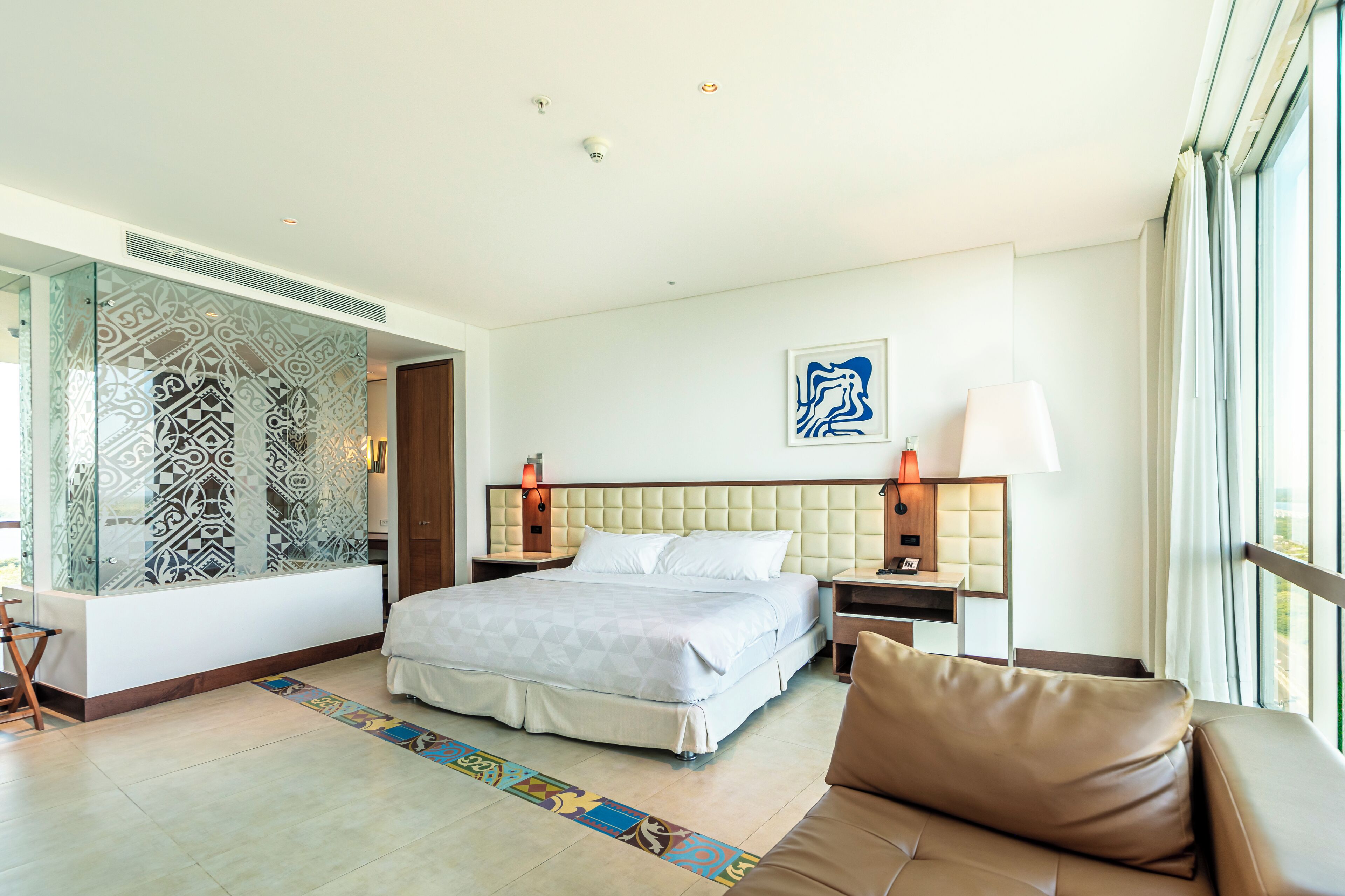 Suite, 1 King-Bett | Allergikerbettwaren, Minibar, Zimmersafe, Schreibtisch