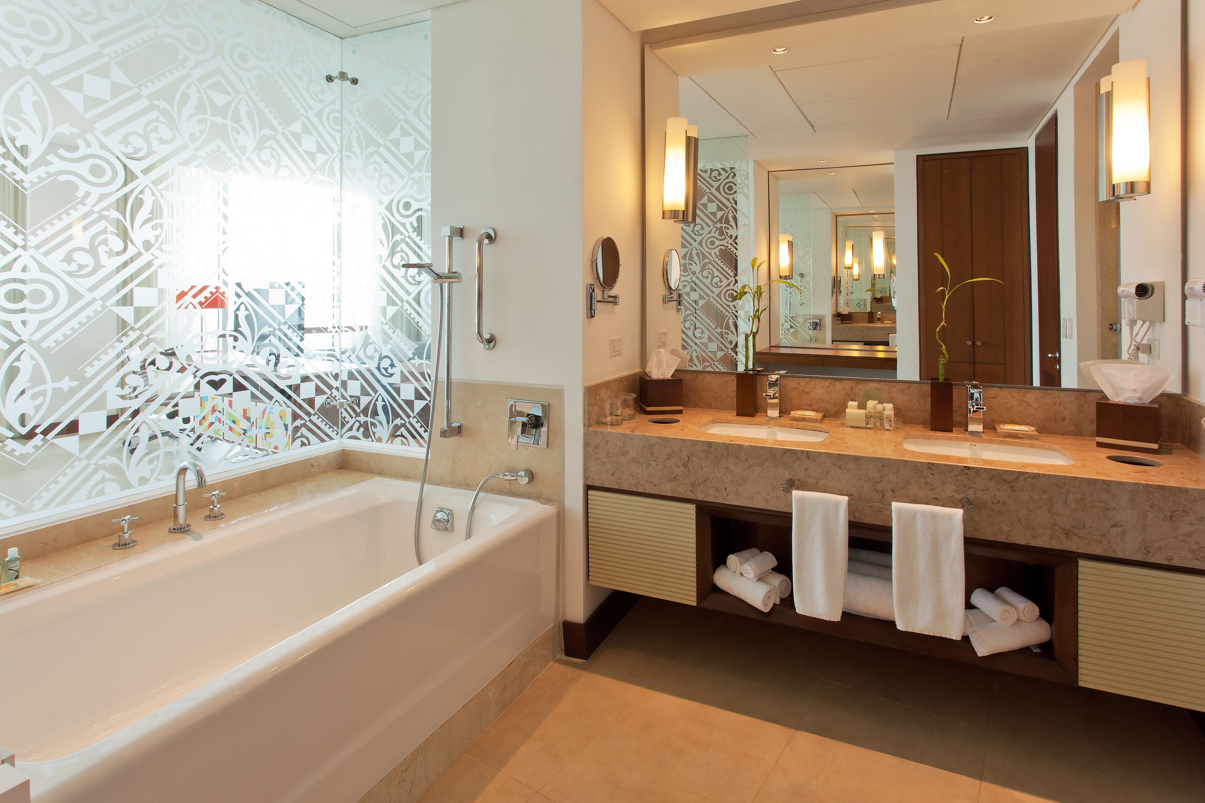 suite, 1 king bed | 1 bedroom, hypo-allergenic bedding, minibar, in-room safe