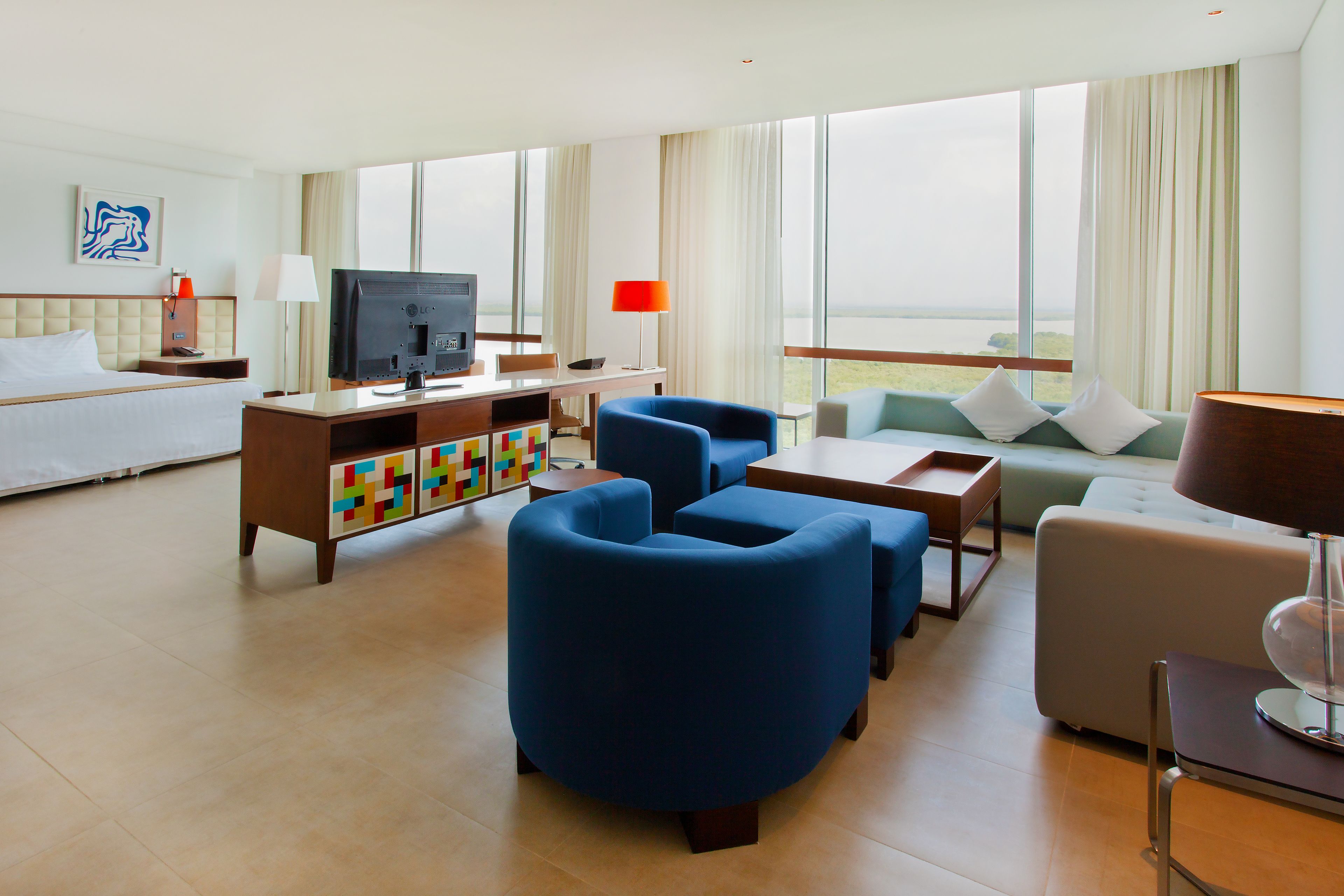 suite, 1 king bed | 1 bedroom, hypo-allergenic bedding, minibar, in-room safe