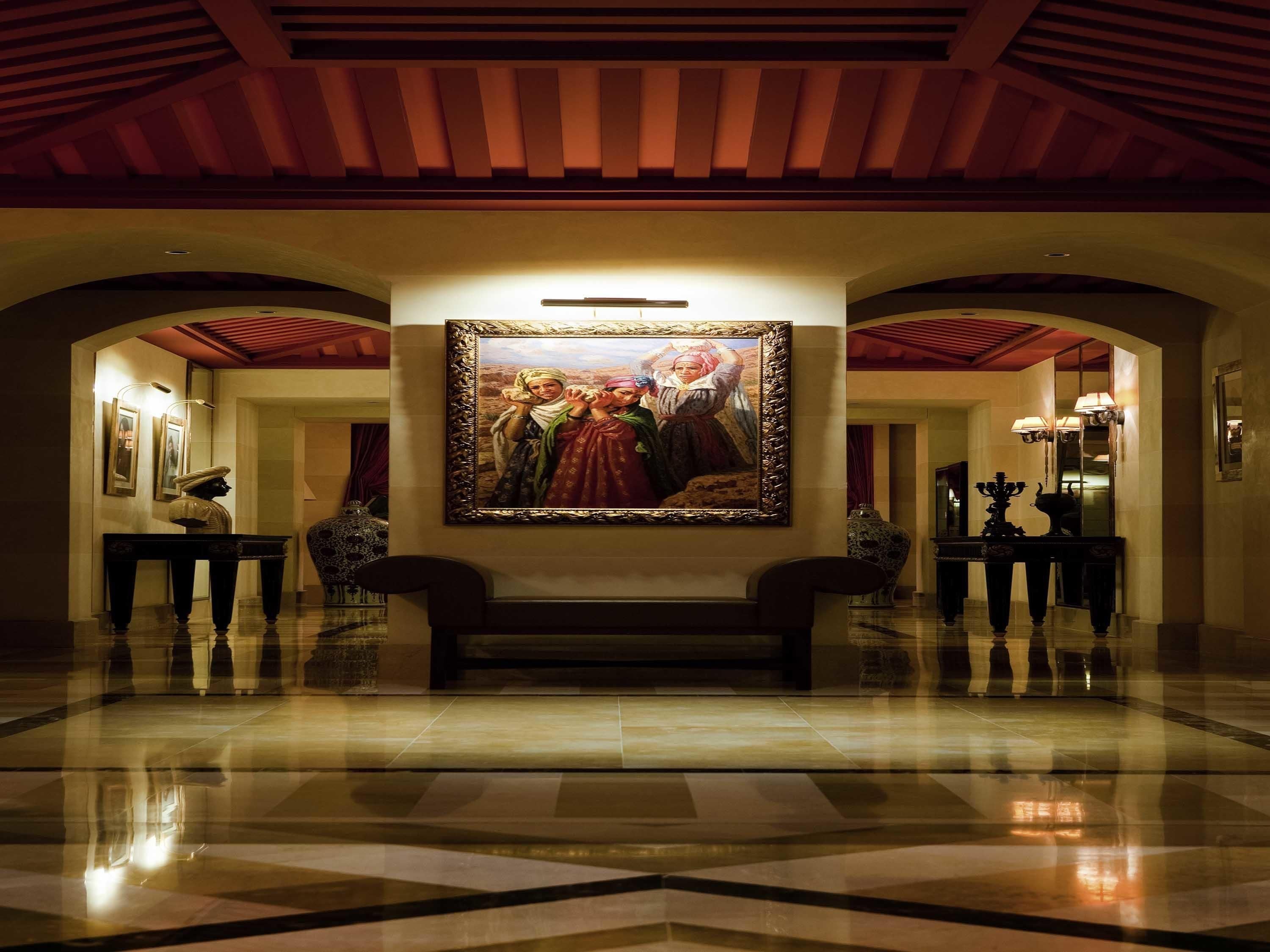 Un hall d’entrée orné d’un grand tableau, doté de plafonds en arc de cercle et d’un sol poli.
