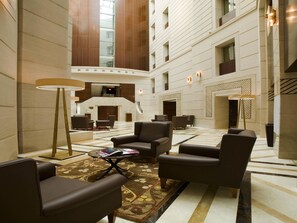 Klassieke kamer, 1 kingsize bed | Luxe beddengoed, een minibar, een kluis op de kamer, een bureau