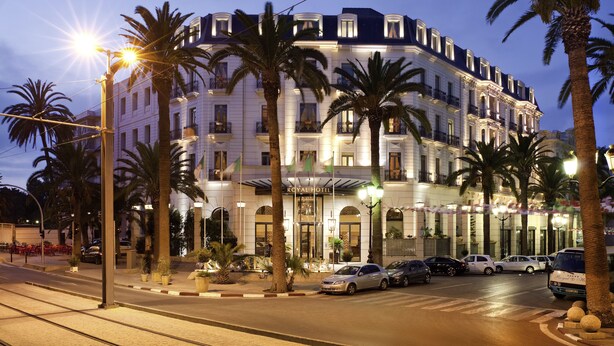 Un hôtel de style architectural européen classique, caractérisé par une façade symétrique, de nombreux balcons et une entrée imposante.