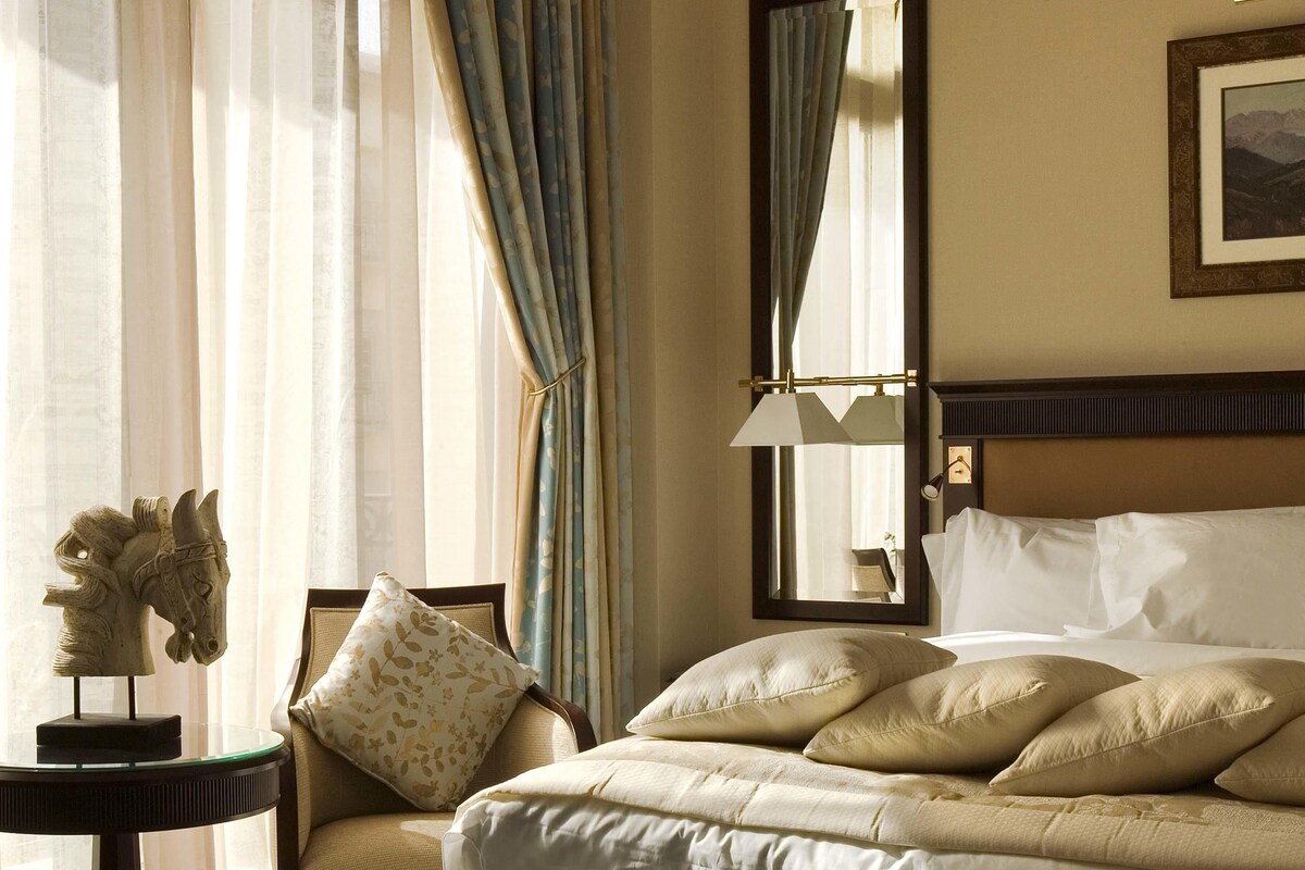 Luxe beddengoed, een minibar, een kluis op de kamer, een bureau