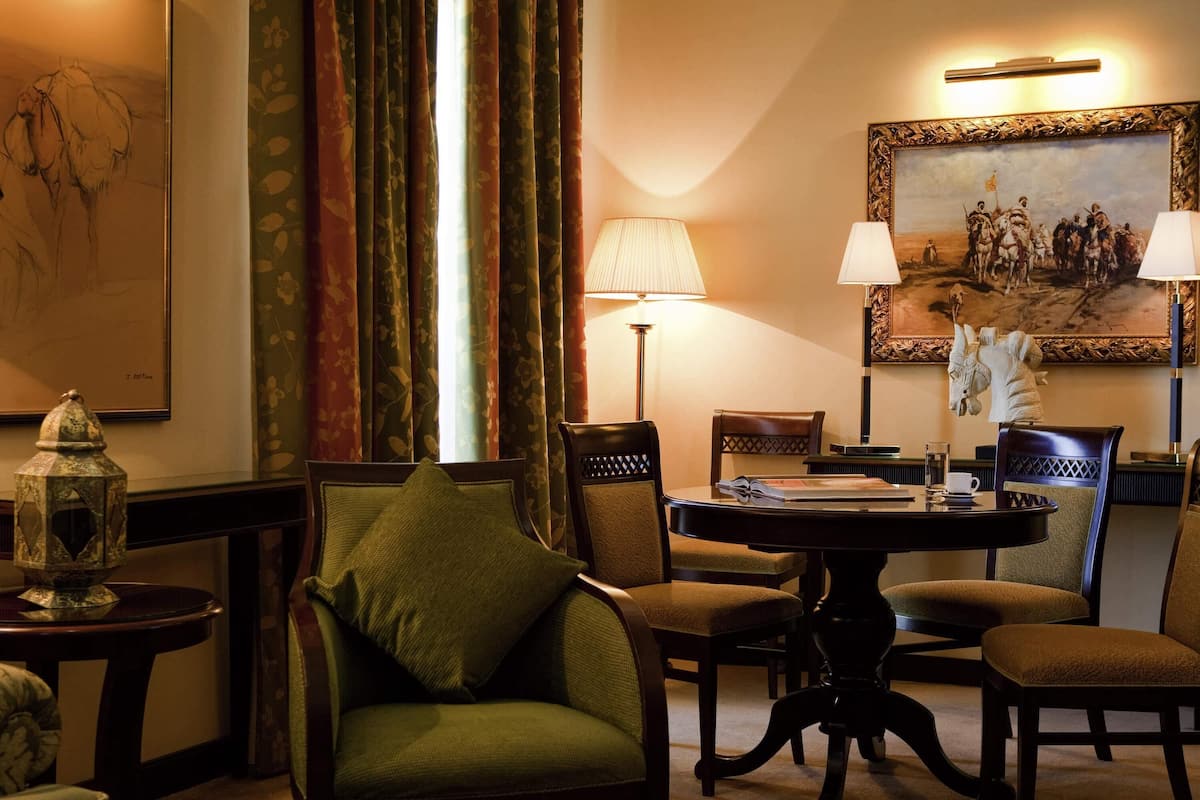 Deluxe Suite | 1 bedroom, premium bedding, minibar, in-room safe