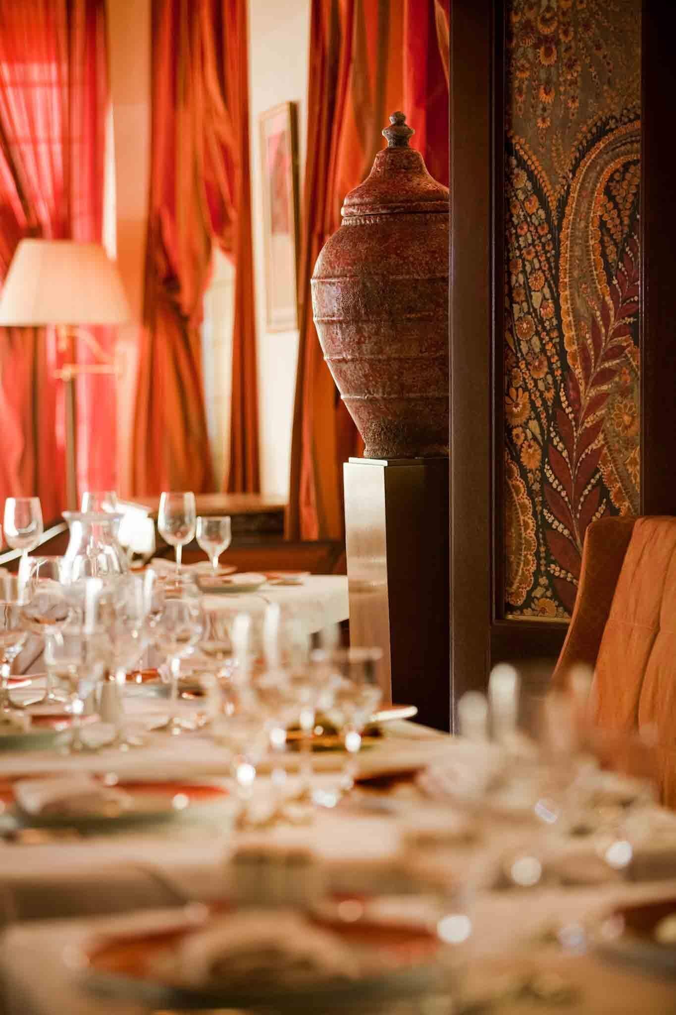 2 restaurants, breakfast, lunch, dinner served; French cuisine