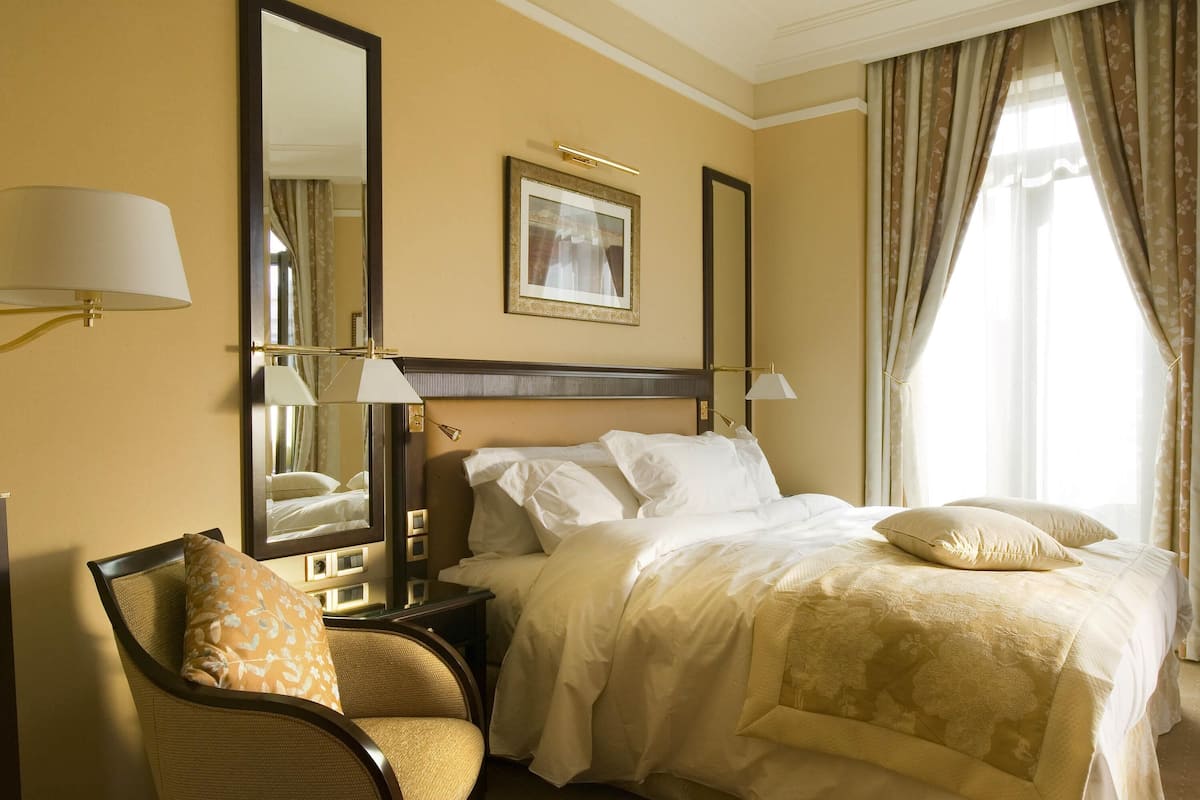 Klassieke kamer, 1 kingsize bed | 1 slaapkamer, luxe beddengoed, een minibar, een kluis op de kamer