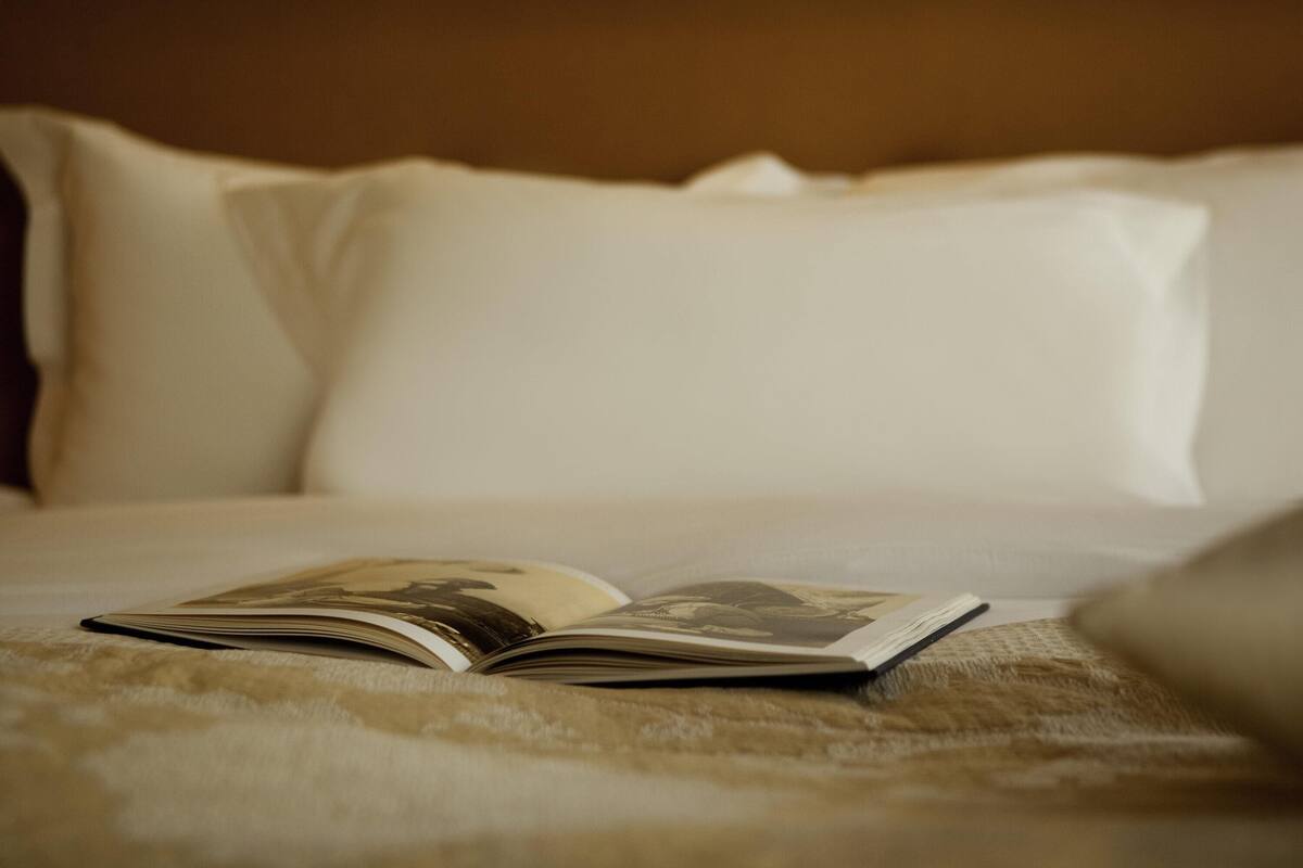 高档床上用品、迷你吧、客房内保险箱、办公桌