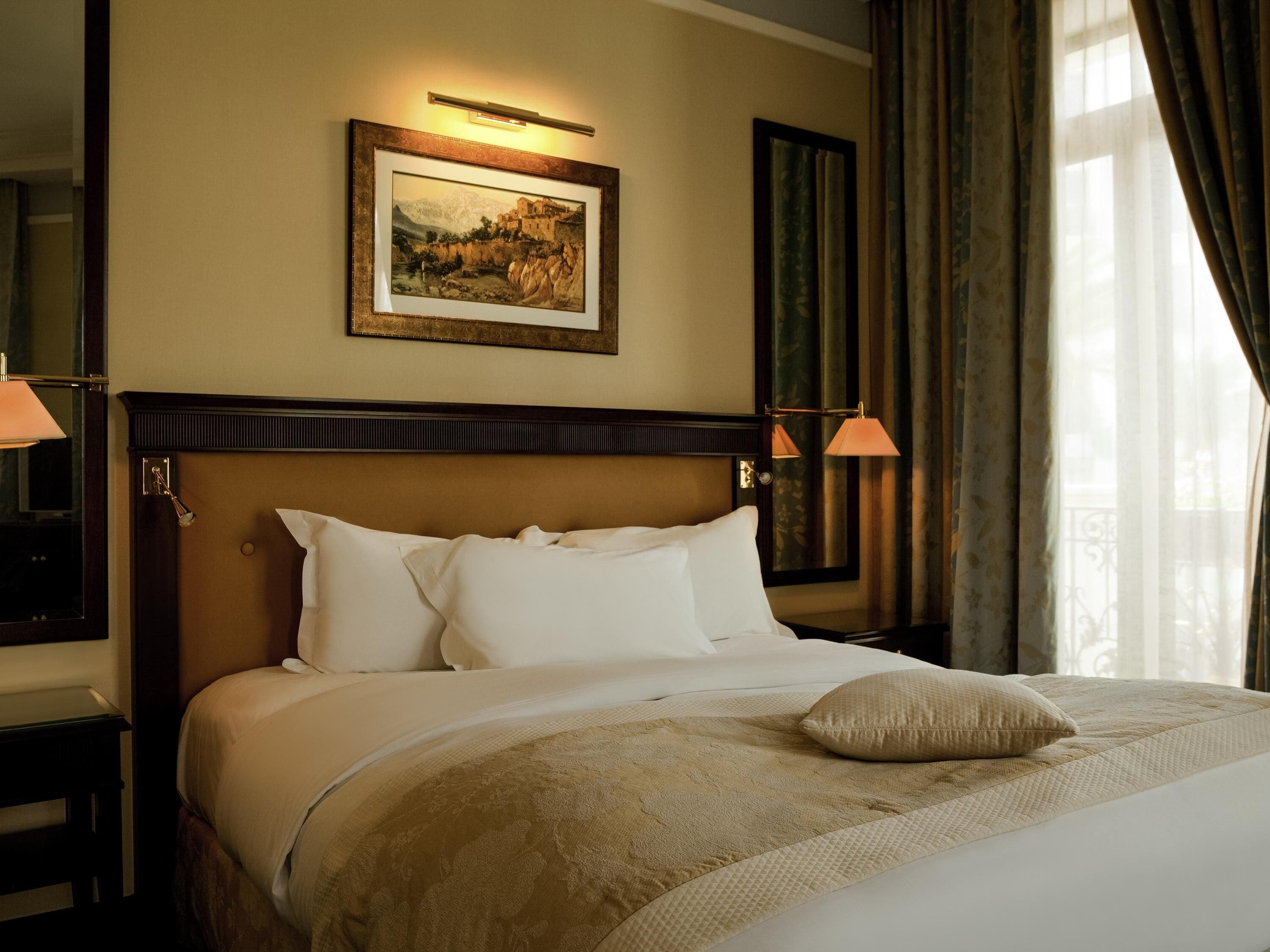 Hochwertige Bettwaren, Minibar, Zimmersafe, Schreibtisch