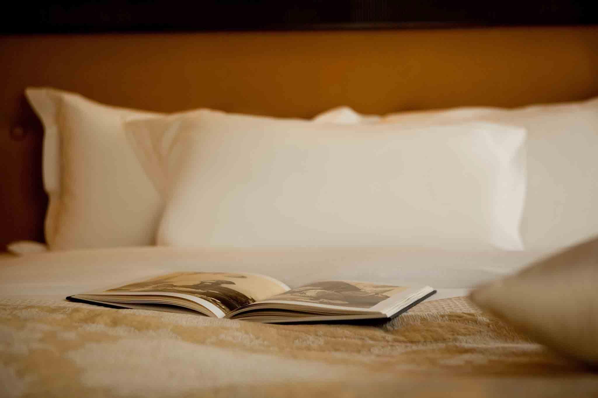 Luxe beddengoed, een minibar, een kluis op de kamer, een bureau