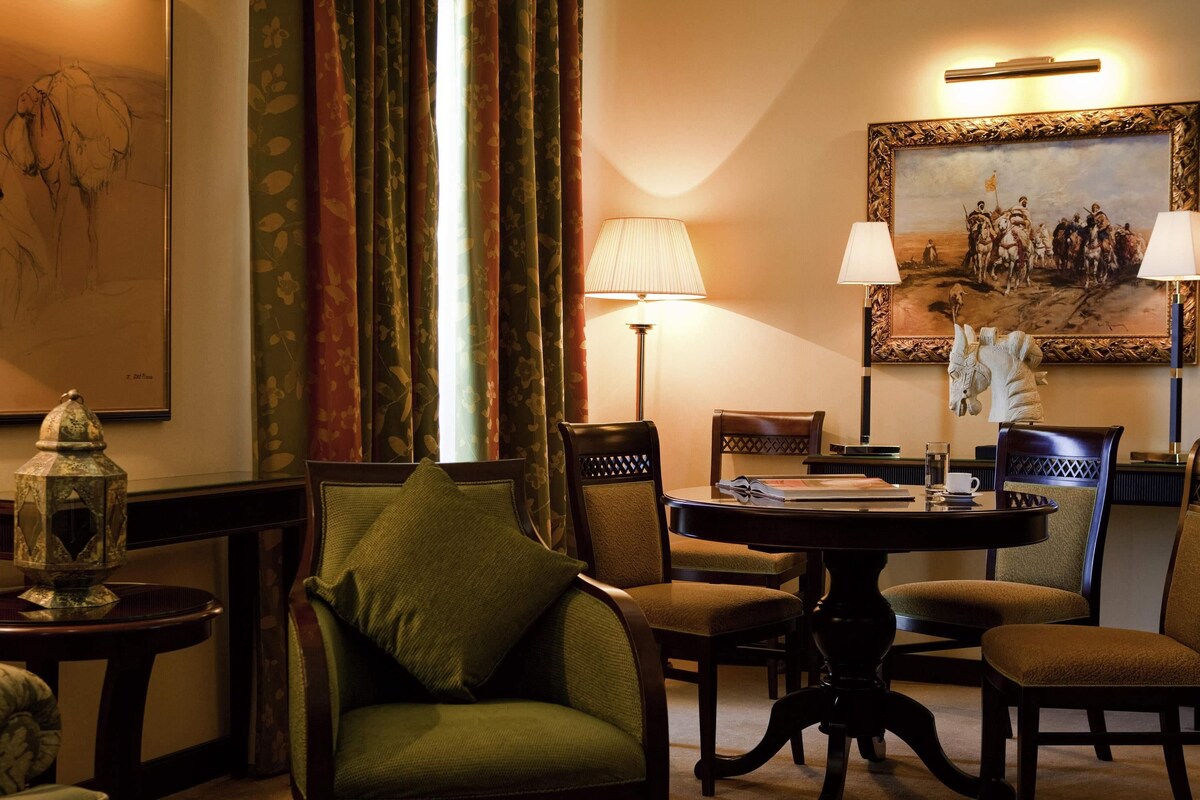 Deluxe suite | Luxe beddengoed, een minibar, een kluis op de kamer, een bureau