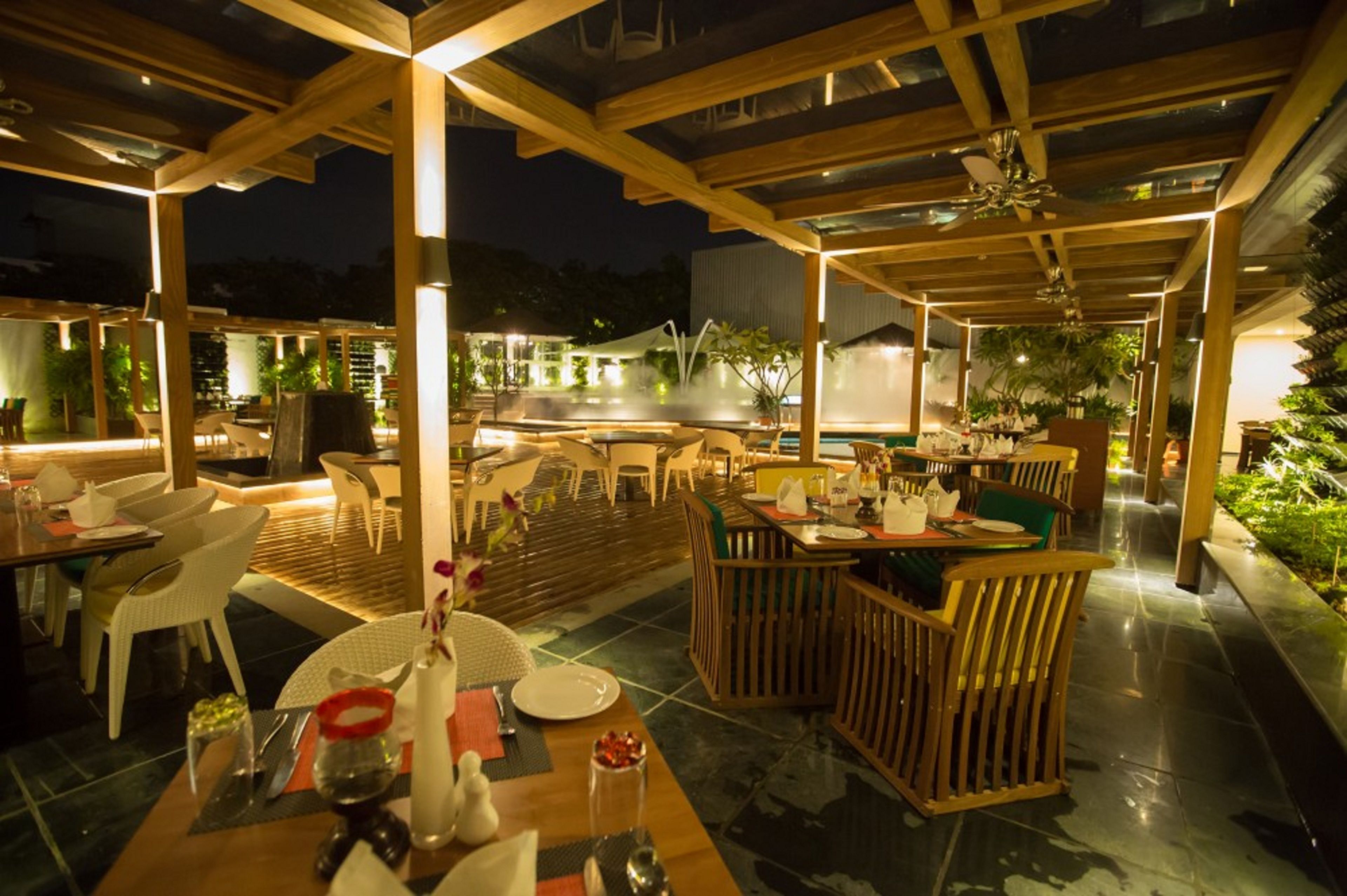 3 restaurants, breakfast, lunch, dinner served; chinese cuisine