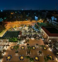 3 restaurantes; se sirve desayuno, almuerzo y cena; cocina china