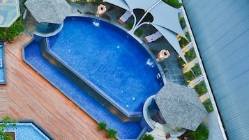 Piscina externa, espreguiçadeiras