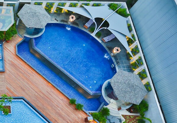 Piscine extérieure, chaises longues