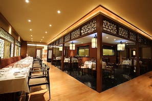 3 restaurantes; se sirven desayunos, almuerzos, cenas y cocina china