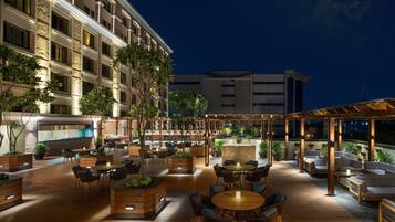 3 restaurantes, se sirven desayunos, comidas, cenas y cocina china