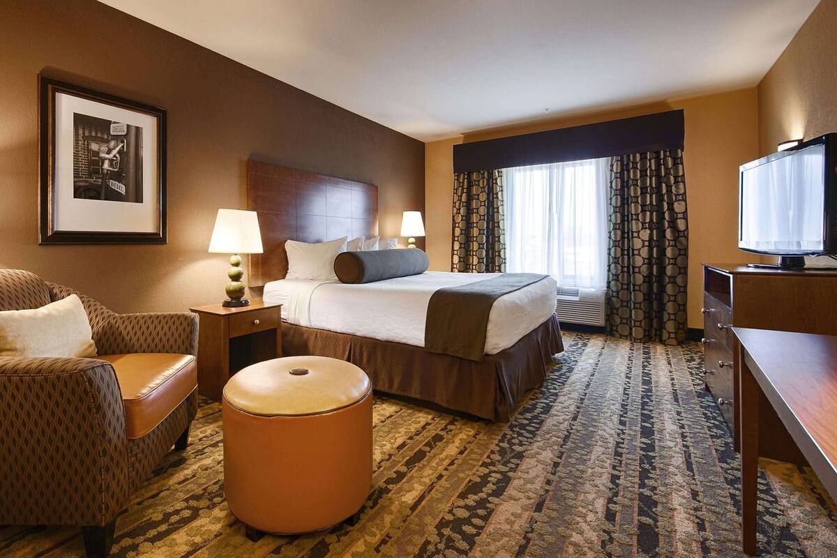 Pillowtop beds, desk, laptop workspace, iron/ironing board