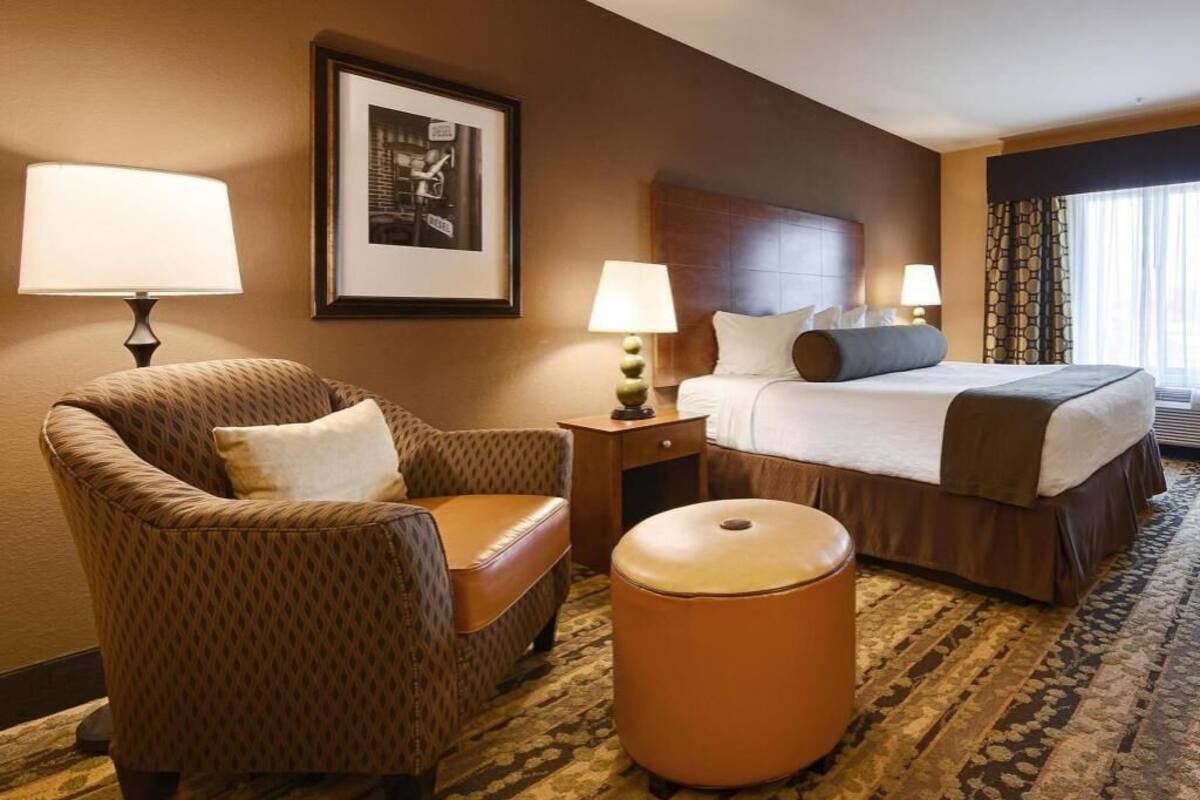 Pillowtop beds, desk, laptop workspace, iron/ironing board