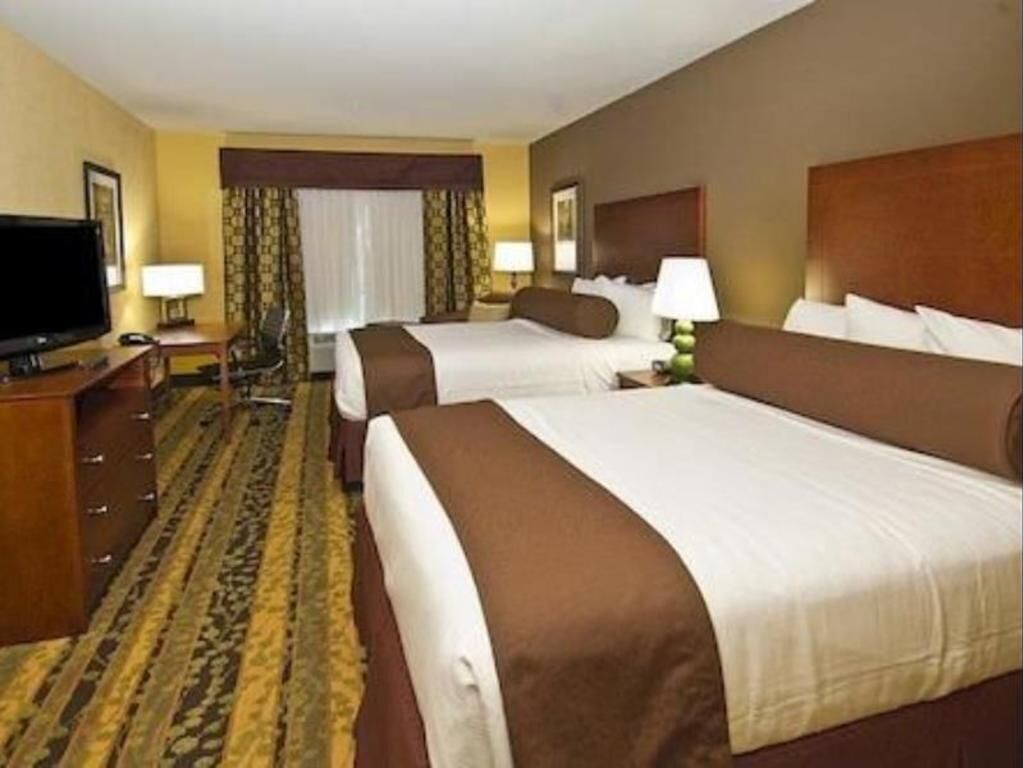 Pillowtop beds, desk, laptop workspace, iron/ironing board