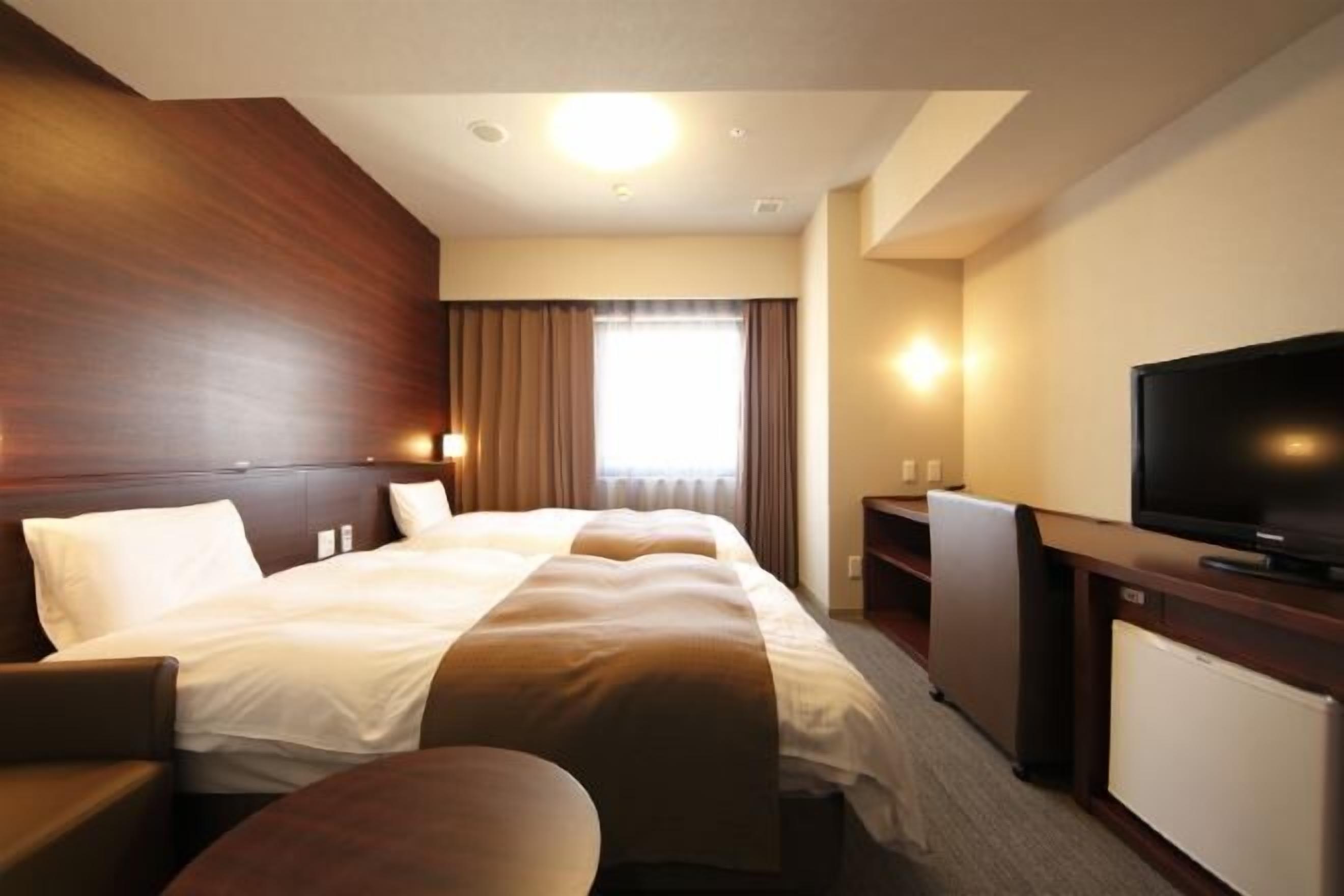 Dundyner, pengeskab på værelset, skrivebord