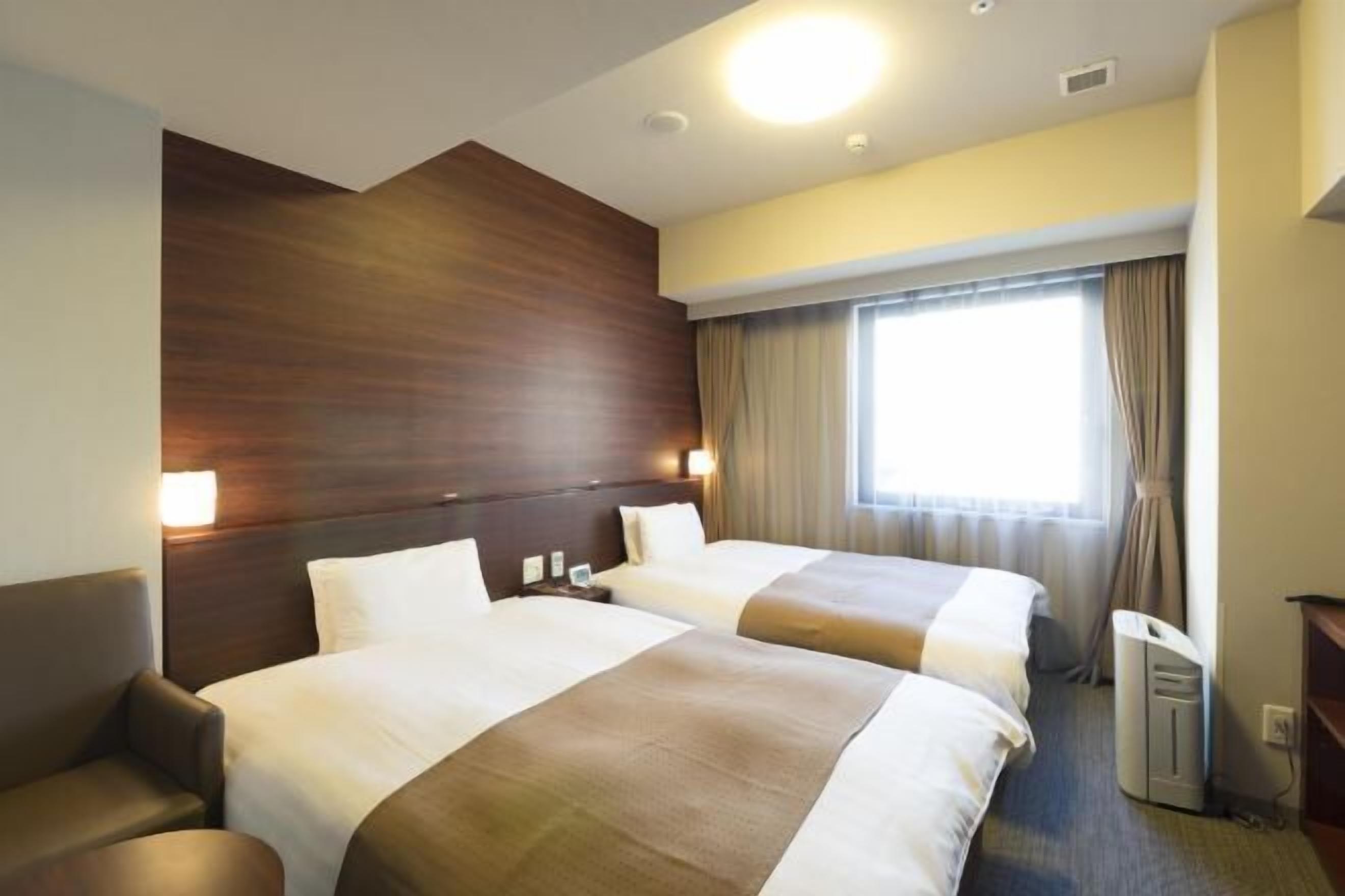 Dundyner, pengeskab på værelset, skrivebord