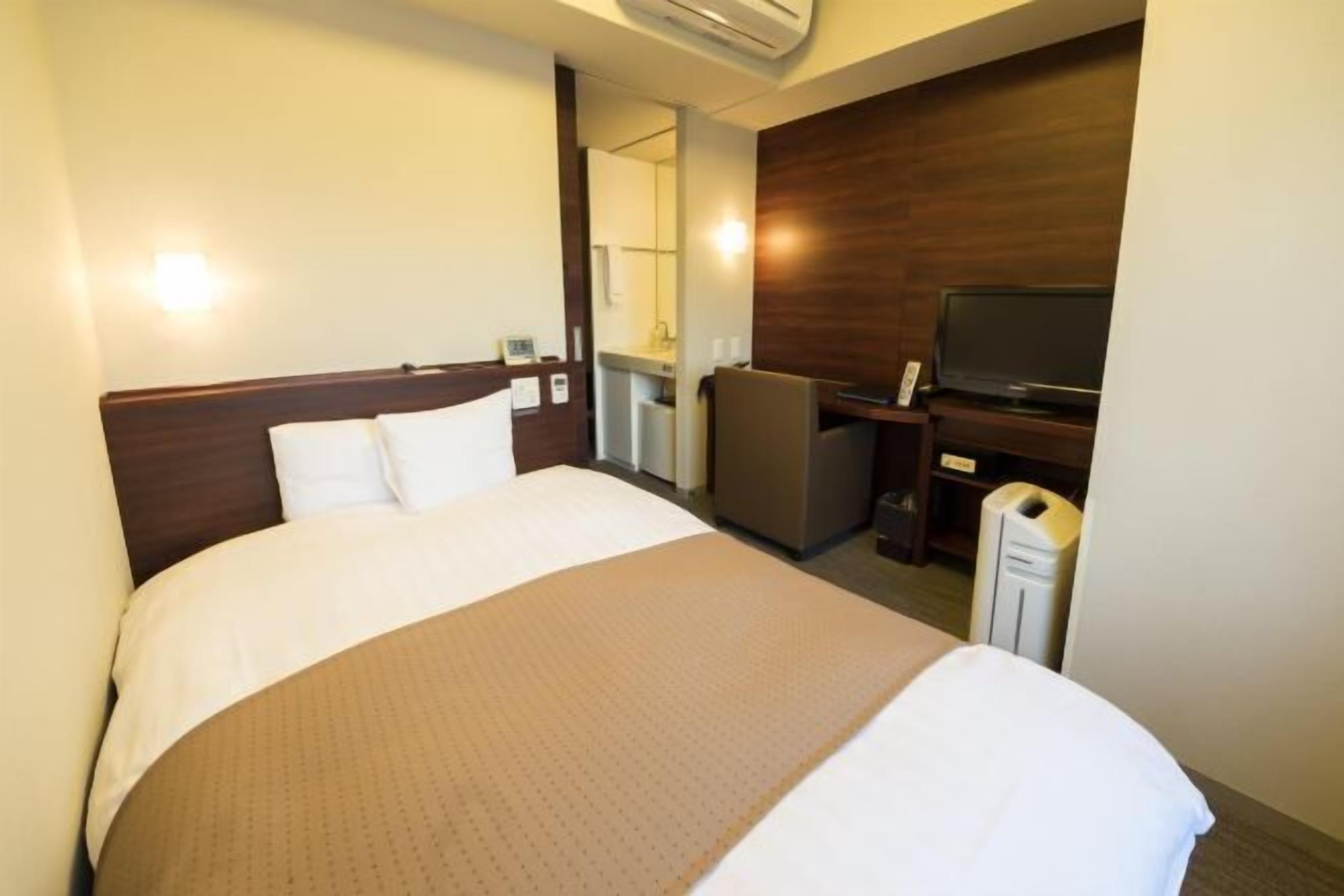 Dundyner, pengeskab på værelset, skrivebord