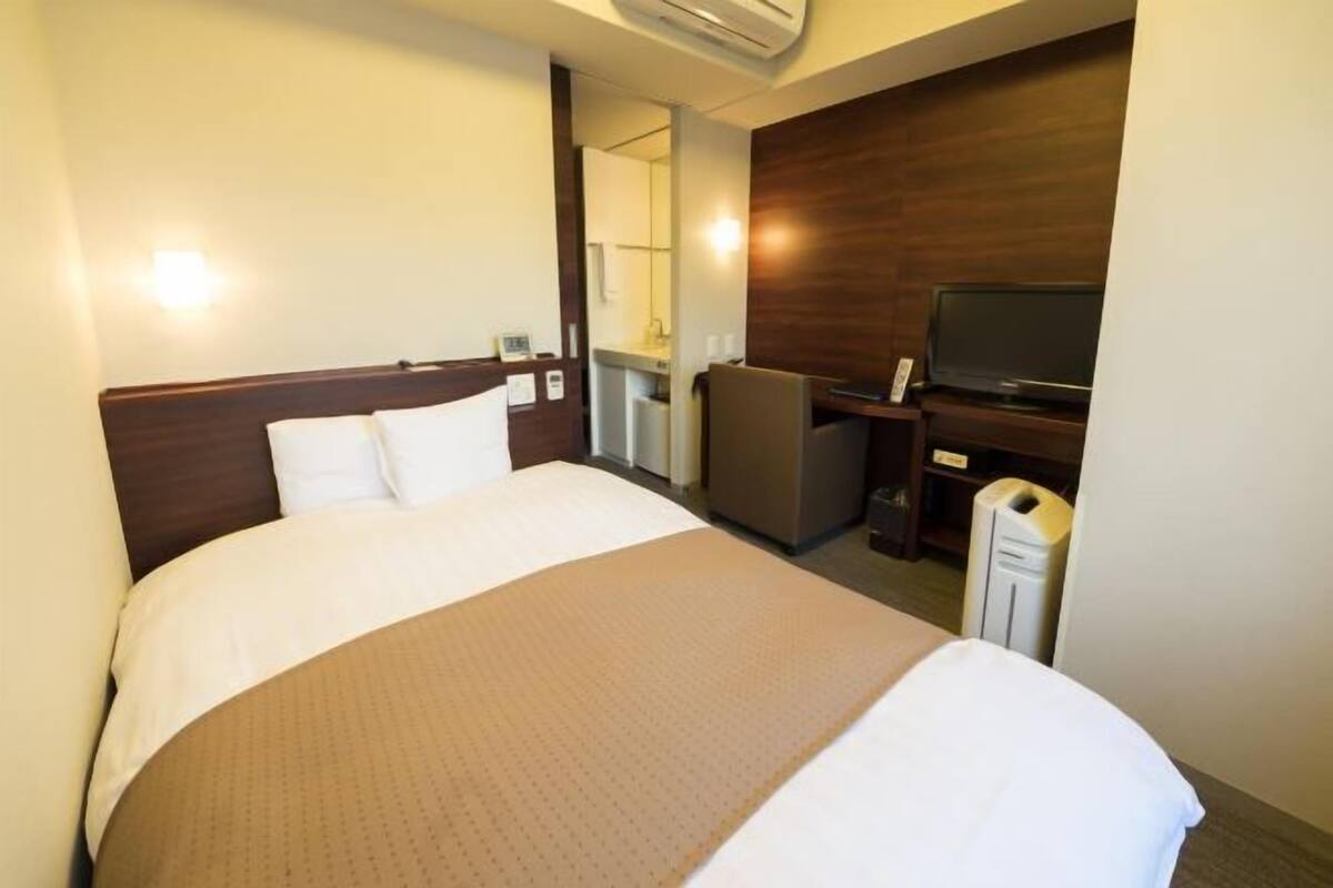 Dundyner, pengeskab på værelset, skrivebord