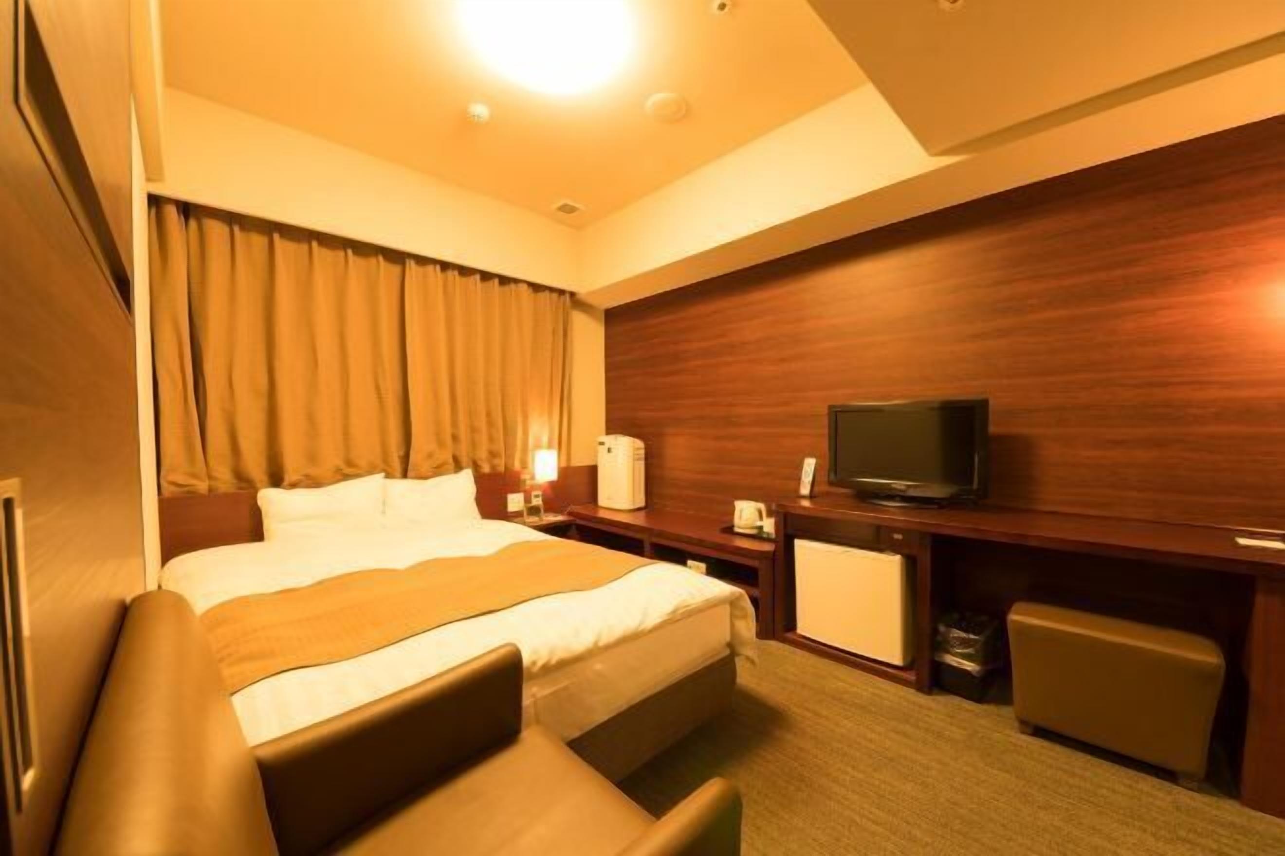 Dundyner, pengeskab på værelset, skrivebord