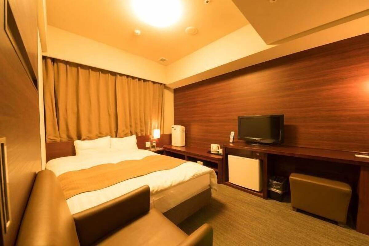 Dundyner, pengeskab på værelset, skrivebord