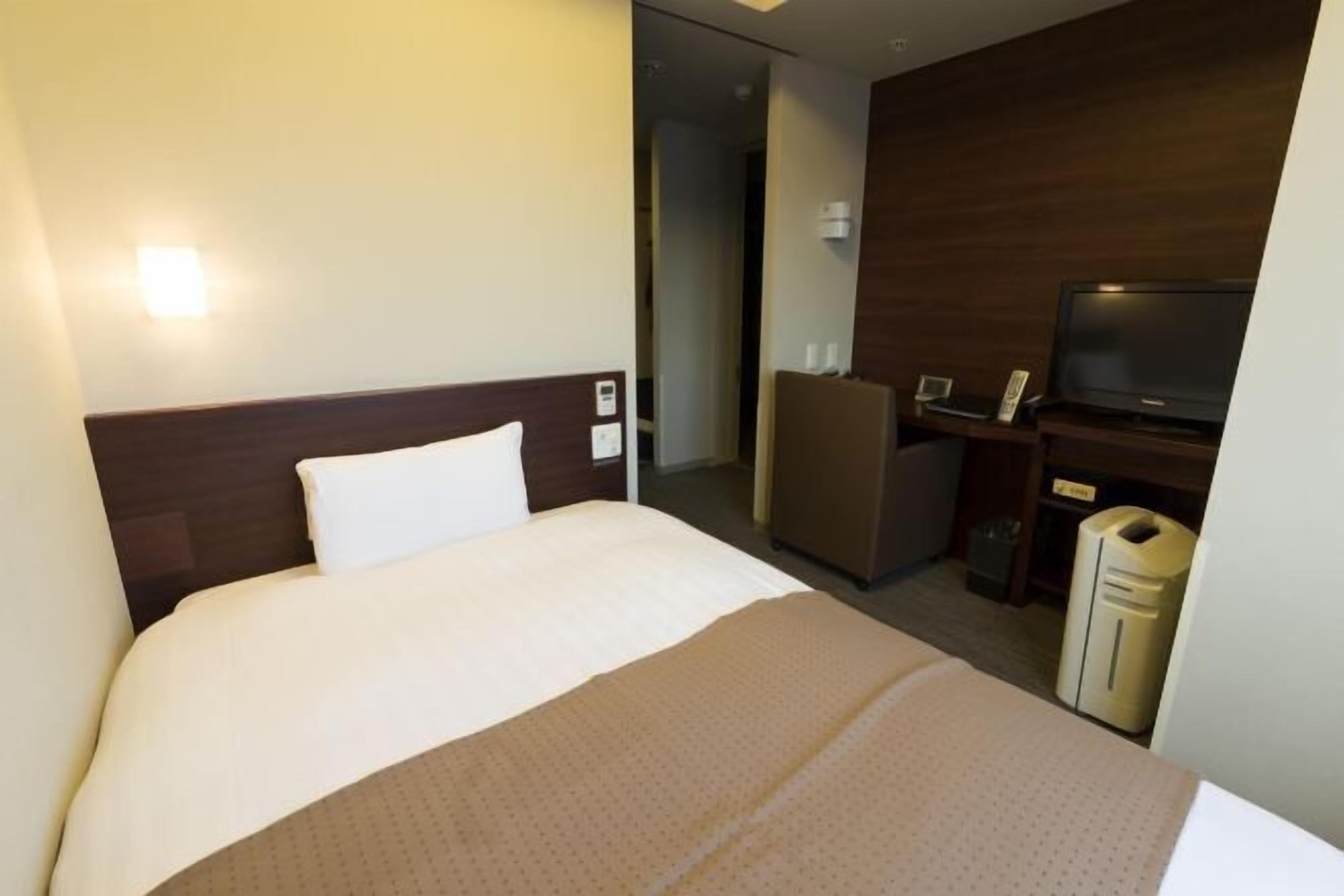 Dundyner, pengeskab på værelset, skrivebord