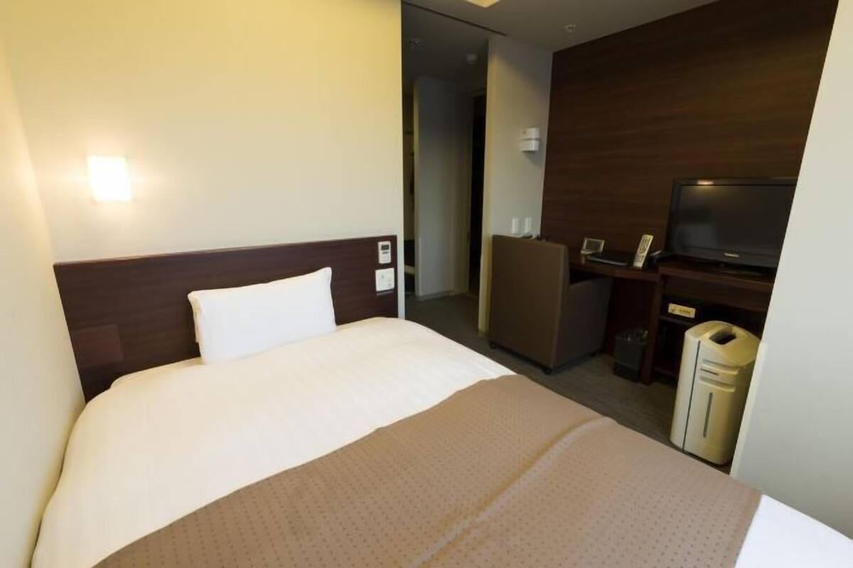 Dundyner, pengeskab på værelset, skrivebord