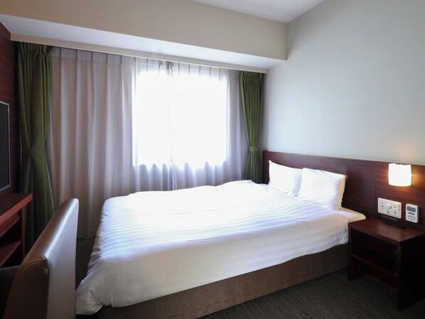 Cubrecamas, caja de seguridad en la habitación y escritorio