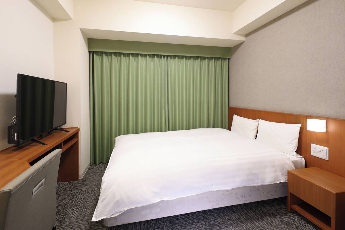 1 bedroom, down duvets, desk, blackout curtains