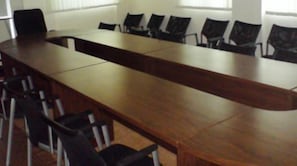 A conference room with a long table and multiple chairs. - De Holiday Beach Hotel (Kokrobite)