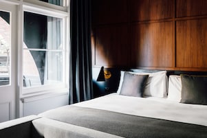 Superior Comfy Queen | Premium bedding, in-room safe, blackout drapes, iron/ironing board