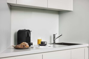 Junior Suite King or Twin | Privat køkken | Køleskab, kaffe-/temaskine, elkedel