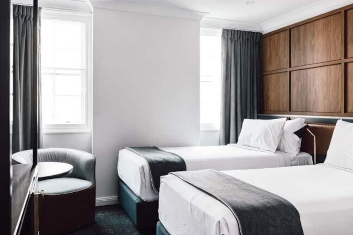 Premium bedding, in-room safe, blackout drapes, iron/ironing board