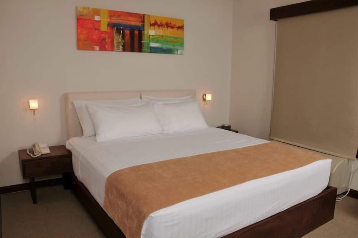 Ropa de cama de alta calidad y caja de seguridad en la habitación
