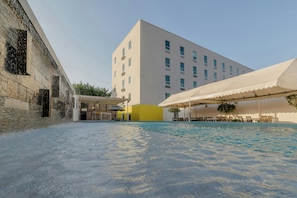حمام سباحة