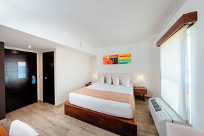 Junior Suite | Premium bedding, in-room safe, desk, iron/ironing board