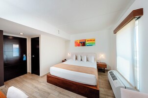 Ropa de cama de alta calidad y caja de seguridad en la habitación 