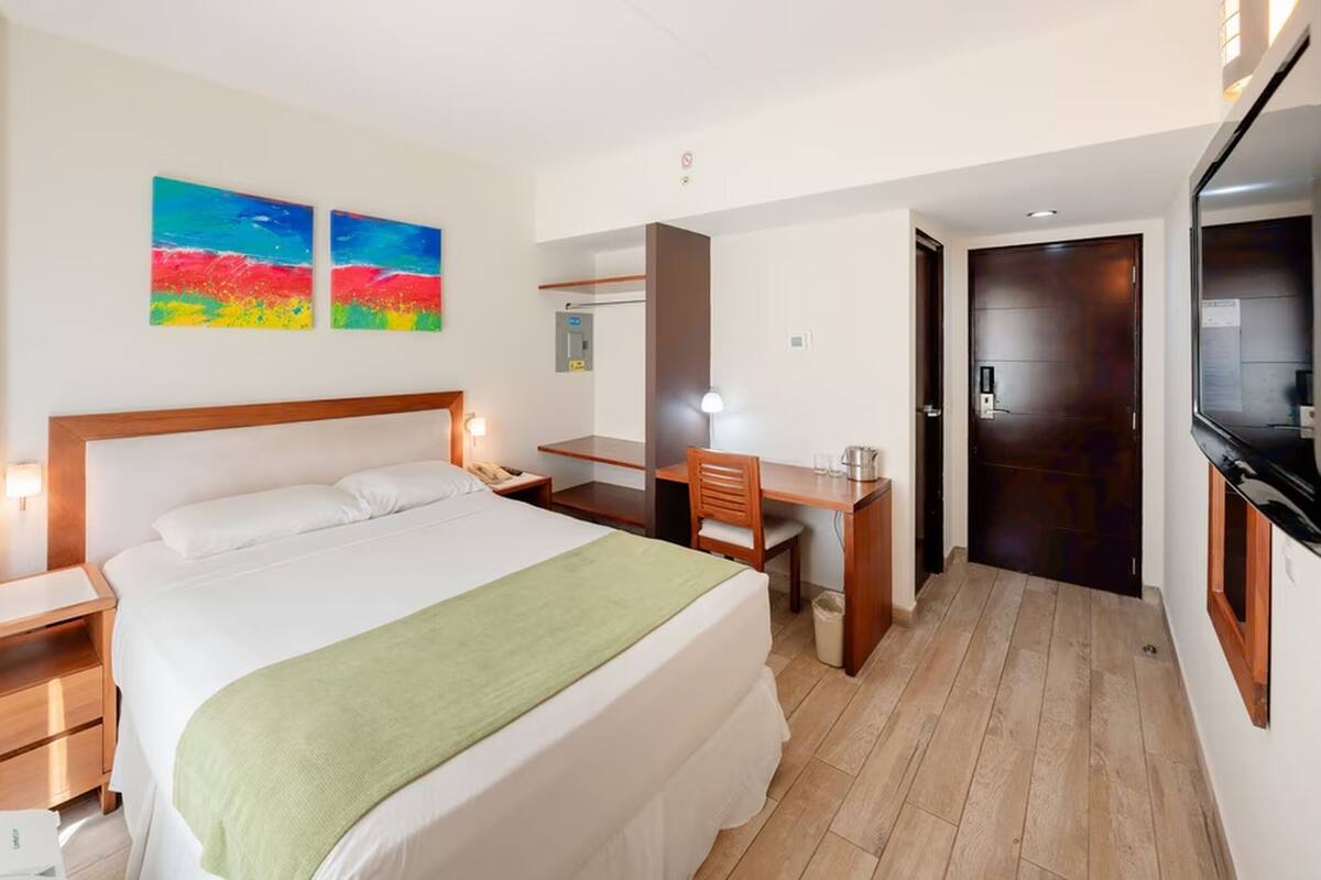Chambre, 1 grand lit | Literie de qualité, coffre-fort, bureau, fer et planche à repasser