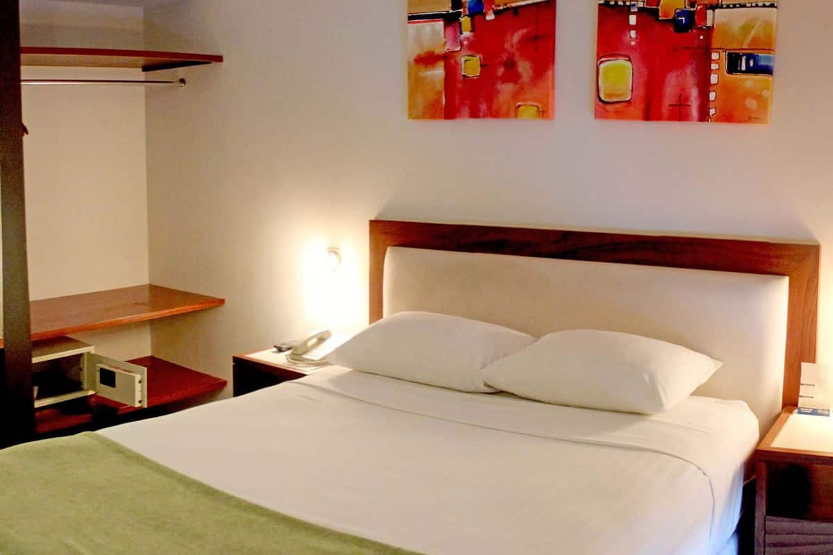 Ropa de cama de alta calidad y caja de seguridad en la habitación