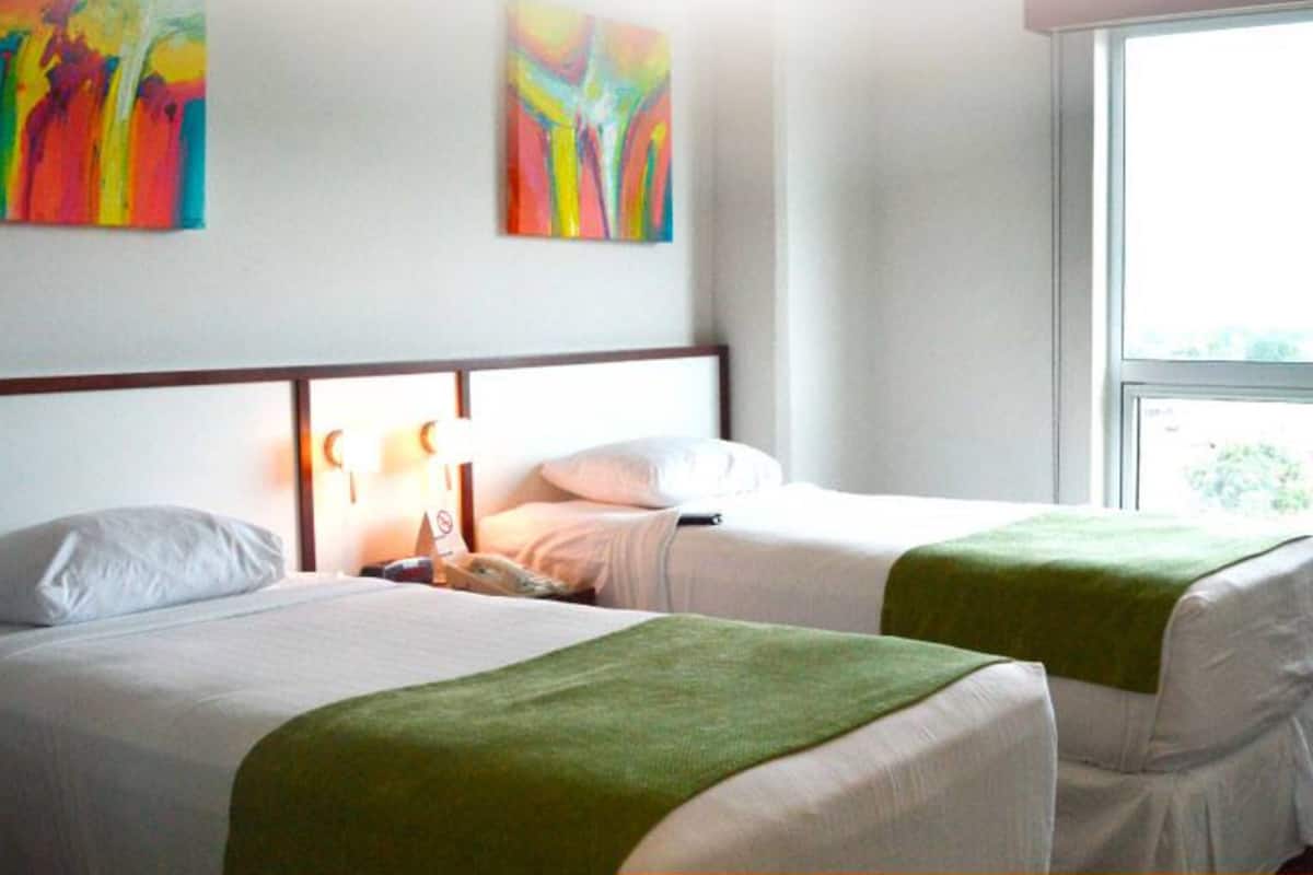 Twin Room | Ropa de cama de alta calidad y caja de seguridad en la habitación