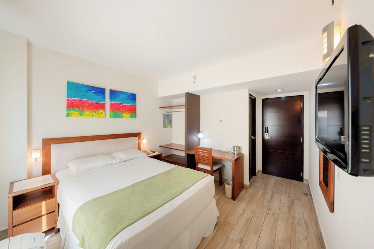 Chambre, 1 trÚs grand lit, vue sur la ville | Literie de qualité, coffre-fort, bureau, fer et planche à repasser