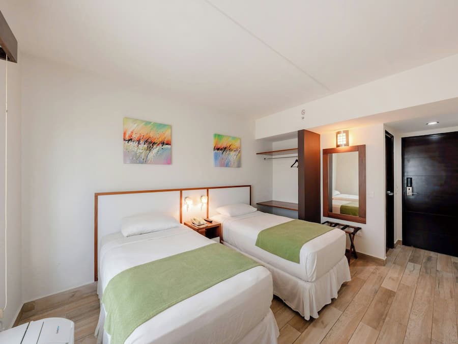 Zimmer, 2 Einzelbetten, Stadtblick | Hochwertige Bettwaren, Zimmersafe, Schreibtisch, Bügeleisen/Bügelbrett