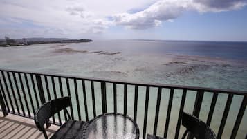 Twin Room Ocean Suite | Balcony